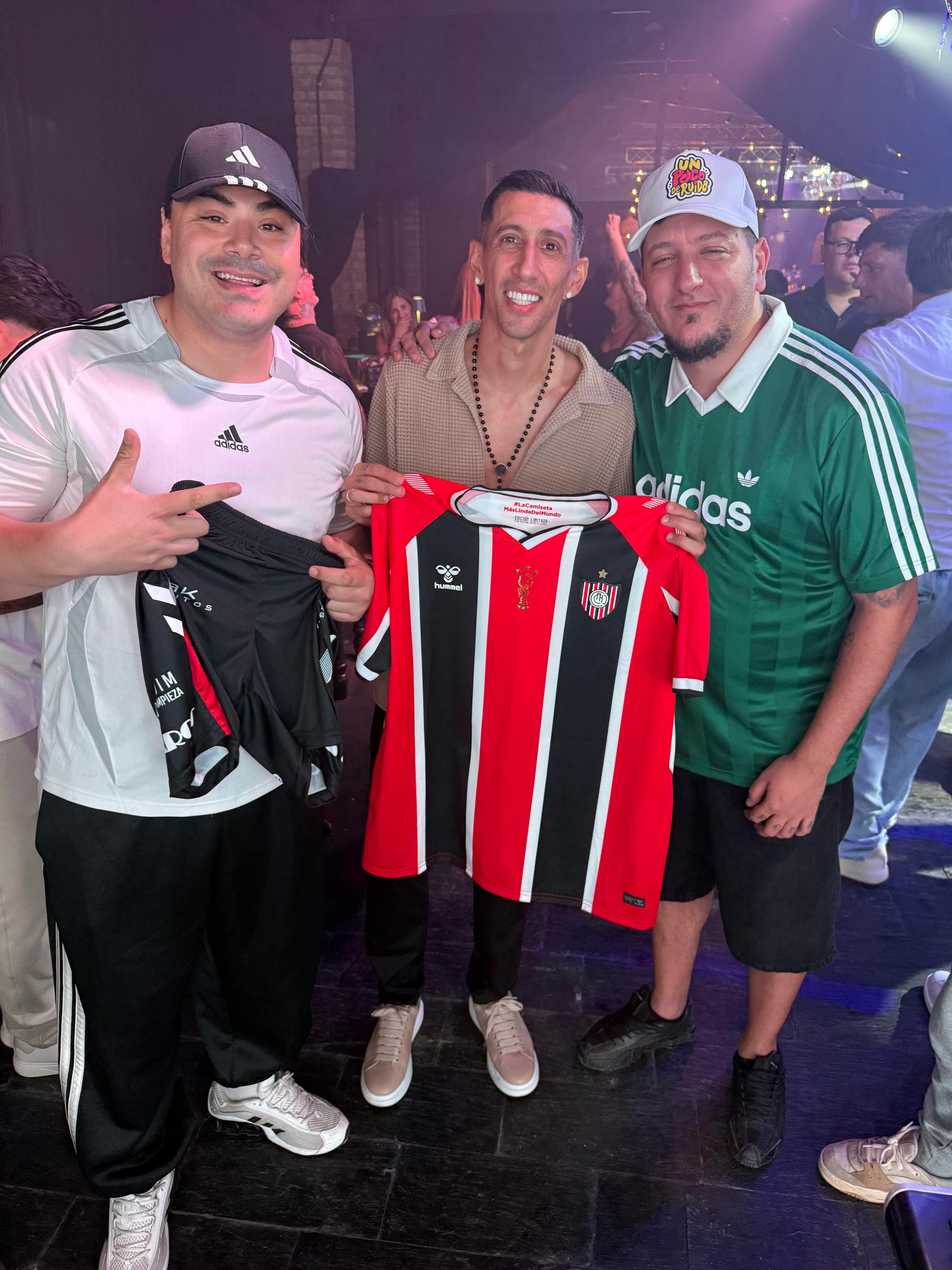 El Panda DJ con Ángel Di María sosteniendo la casaca de Chacarita