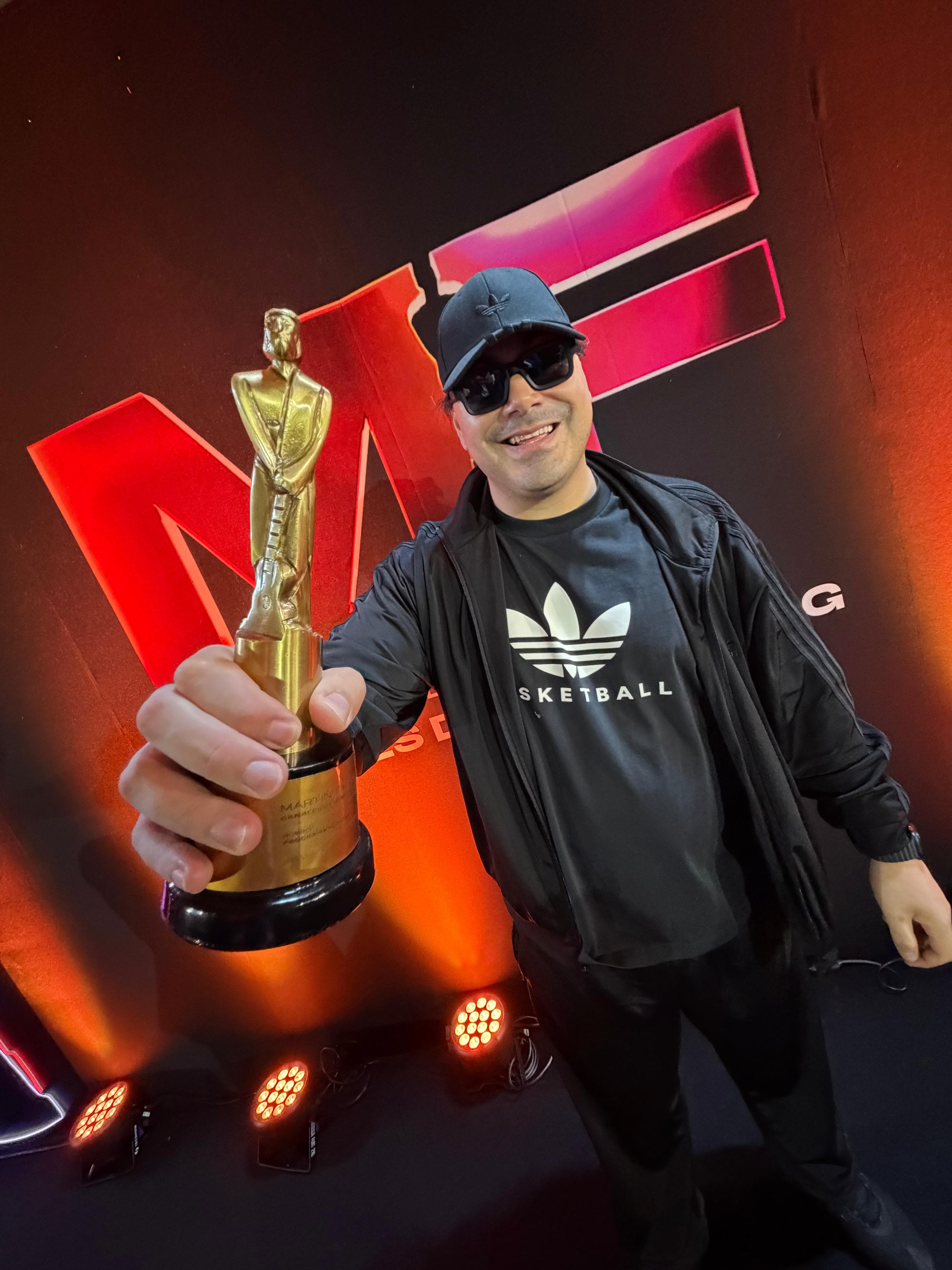 El Panda DJ posando en la alfombra roja con el Martín Fierro
