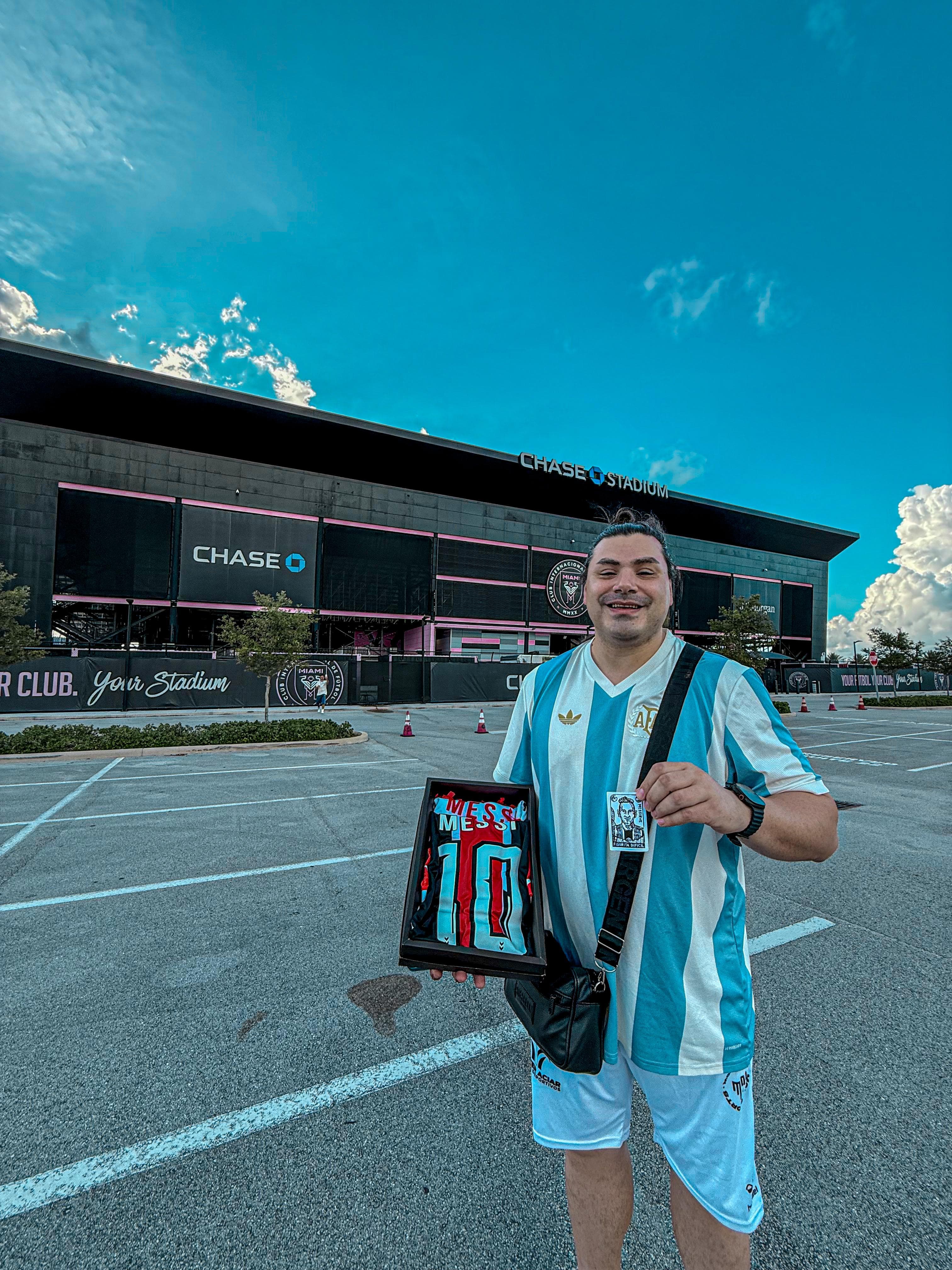 El Panda DJ en el campo de juego de Chase Stadium de Inter Miami