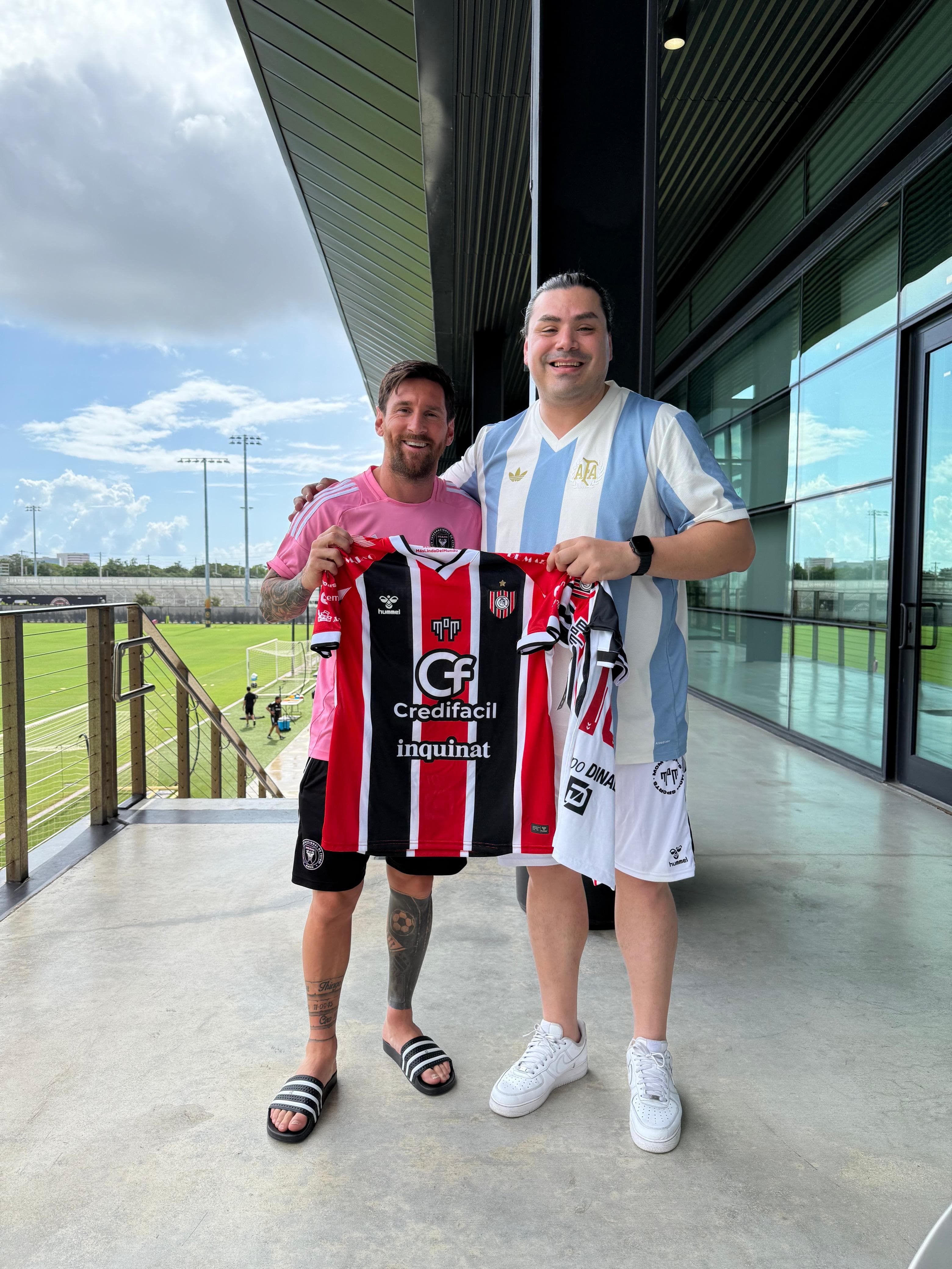 El Panda DJ con Lionel Messi posando con la camiseta de Chacarita en Inter Miami